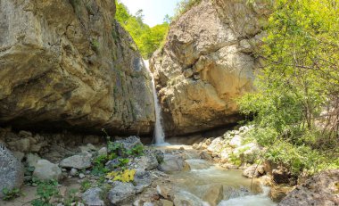 Dağlarda güzel bir şelale. Laza köyü. Kusar bölgesi. Azerbaycan.