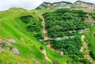 Azerbaycan. Dağlarda çağlayan güzel şelale. Kusar bölgesi.
