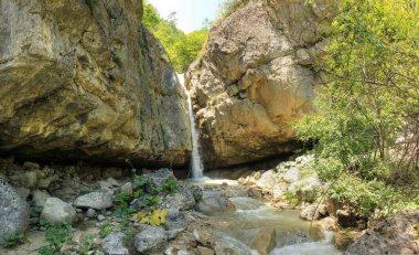 Dağlarda güzel bir şelale. Laza köyü. Kusar bölgesi. Azerbaycan.