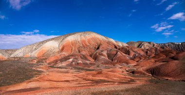 Azerbaycan 'ın güzel kızıl dağları. Khizi bölgesi.