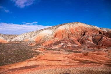 Azerbaycan 'ın güzel kızıl dağları. Khizi bölgesi.