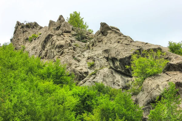Una Hermosa Roca Bosque Junto Río Pueblo Lahij Azerbaiyán —  Fotos de Stock
