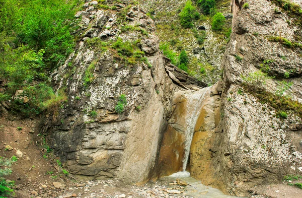 山の中で美しい滝 ラヒジ村 イスマーイリ地方 アゼルバイジャン — ストック写真