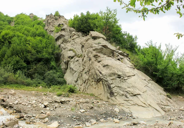 Nehrin Kıyısındaki Ormanda Güzel Bir Kaya Lahij Köyü Azerbaycan — Stok fotoğraf