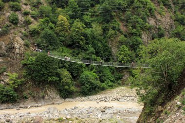 Lagich köyü, Ismaylli bölgesi, Azerbaycan, 07.31.2016. Köprüyü nehirdeki kablolarda askıya al.