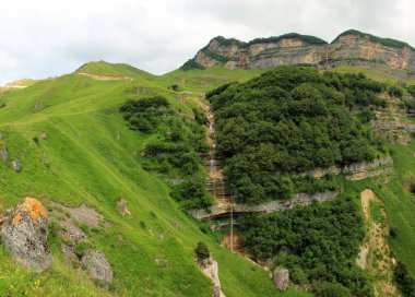 Azerbaycan. Dağlarda çağlayan güzel şelale. Kusar bölgesi.