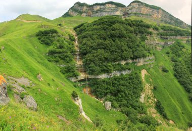 Azerbaycan. Dağlarda çağlayan güzel şelale. Kusar bölgesi.