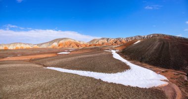 Azerbaycan 'ın güzel kızıl dağları. Khizi bölgesi.
