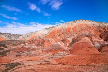 Azerbaycan 'ın güzel kızıl dağları. Khizi bölgesi.