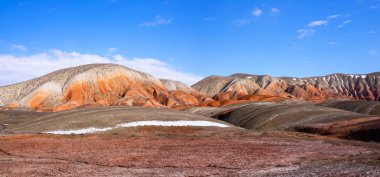 Azerbaycan 'ın güzel kızıl dağları. Khizi bölgesi.