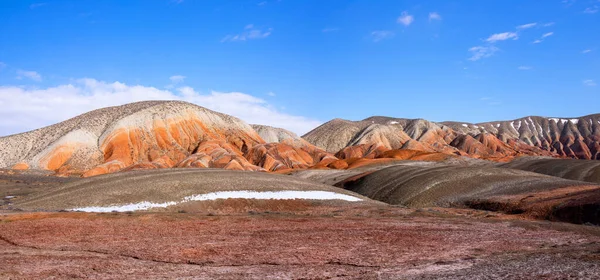 Azerbaycan 'ın güzel kızıl dağları. Khizi bölgesi.