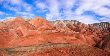 Kırmızı çizgili güzel dağlar. Khizi bölgesi. Azerbaycan.