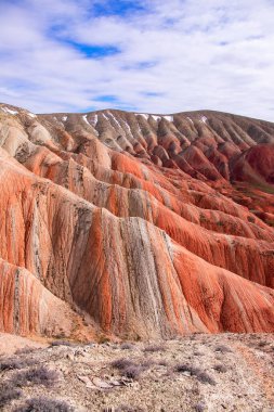 Kırmızı çizgili güzel dağlar. Khizi bölgesi. Azerbaycan.