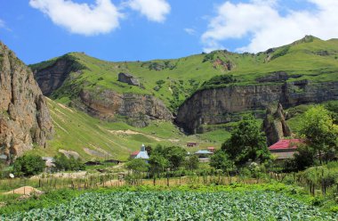 Kusar bölgesi. Azerbaycan. 07.17.2016. Dağlardaki güzel Laza köyü..