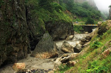 Güzel bir kanyonda çamurlu bir nehir. Guba bölgesi. Azerbaycan.