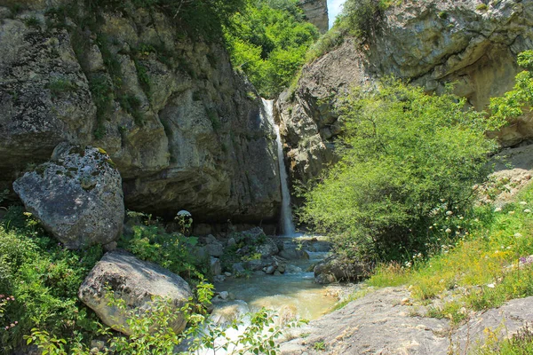 Hermosa Cascada Las Montañas Pueblo Laza Distrito Kusar Azerbaiyán — Foto de Stock