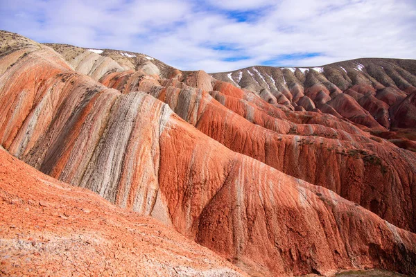 Kırmızı çizgili güzel dağlar. Khizi bölgesi. Azerbaycan.