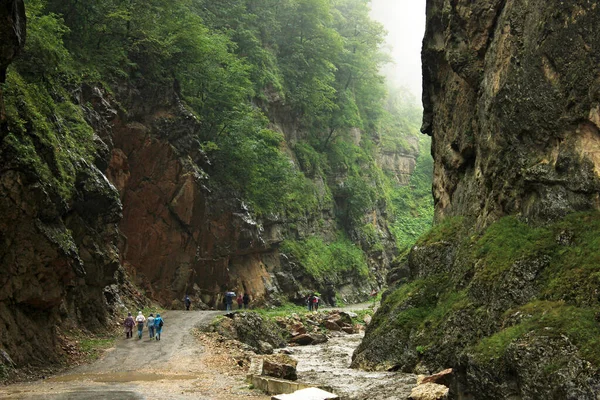 Hikers Walk Beautiful Canyon Village Gryz Guba Region Azerbaijan — Stock Photo, Image