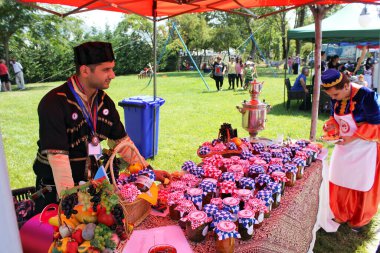 Gabala şehri. Azerbaycan. 08.27.2016. Şehir merkezinde geleneksel reçel festivali.