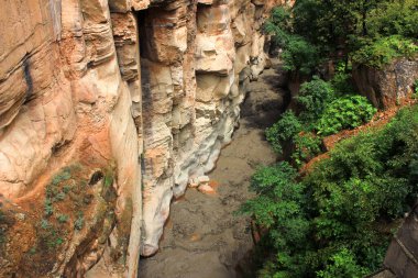 Güzel bir kanyonda çamurlu bir nehir. Guba bölgesi. Azerbaycan.