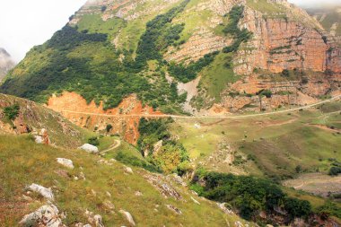 Vadideki güzel kızıl dağlar. Gryz köyüne giden yol. Guba bölgesi. Azerbaycan.