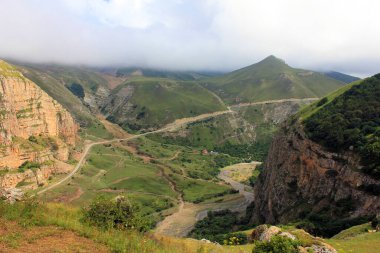 Vadideki güzel kızıl dağlar. Gryz köyüne giden yol. Guba bölgesi. Azerbaycan.