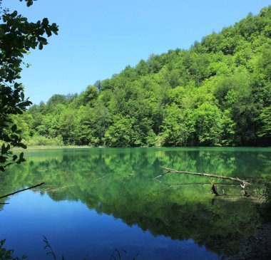 Güzel mavi dağ gölü. Kilavar köyü. Shabran bölgesi. Azerbaycan.