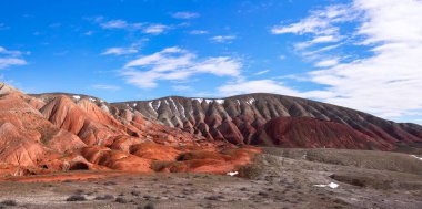 Kırmızı çizgili güzel dağlar. Khizi bölgesi. Azerbaycan.
