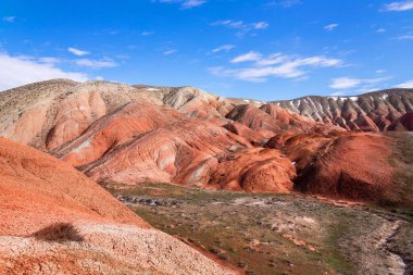 Kırmızı çizgili güzel dağlar. Khizi bölgesi. Azerbaycan.