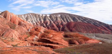 Kırmızı çizgili güzel dağlar. Khizi bölgesi. Azerbaycan.