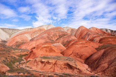 Kırmızı çizgili güzel dağlar. Khizi bölgesi. Azerbaycan.