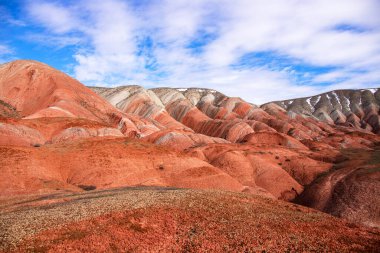 Kırmızı çizgili güzel dağlar. Khizi bölgesi. Azerbaycan.