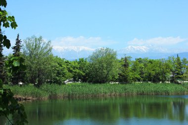 Köydeki güzel mavi göl. İvanovka. Ismayilli bölgesi. Azerbaycan.