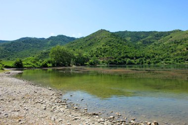 Dağ manzaralı güzel büyük bir göl..
