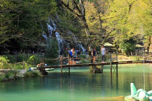 Oguz Azerbaijão 2017 Pessoas Lado Uma Bela Cachoeira Nas Montanhas — Fotografia de Stock