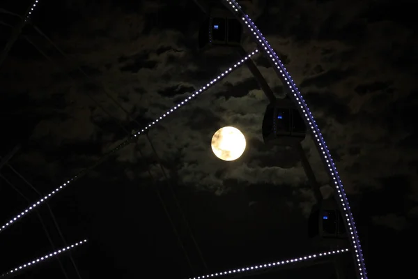 観覧車付きの美しい月 バクー アゼルバイジャン — ストック写真