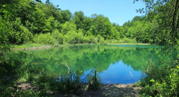 Güzel mavi dağ gölü. Kilavar köyü. Shabran bölgesi. Azerbaycan.
