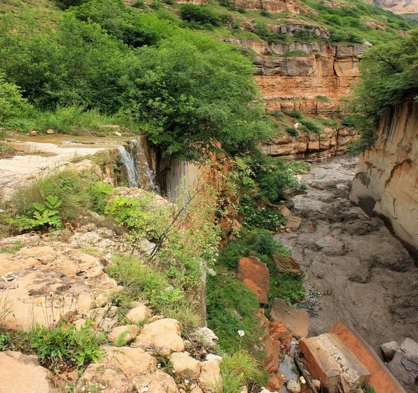 Vadide kızıl dağları olan güzel bir şelale. Gryz köyüne giden yol. Guba bölgesi. Azerbaycan.