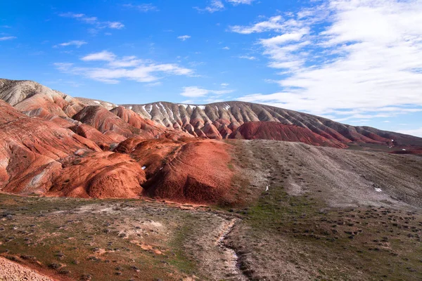 Красивые Горы Красными Полосками Район Хизи Азербайджан — стоковое фото