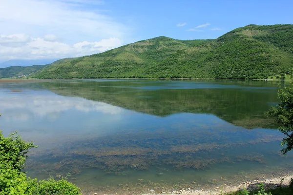 Hermoso Lago Grande Con Vistas Montaña — Foto de Stock