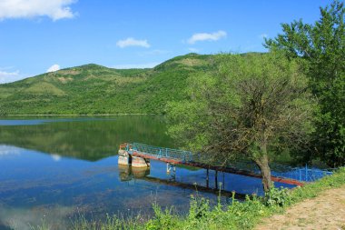 Dağ manzaralı güzel büyük bir göl..