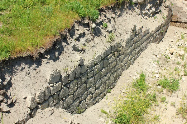 Dağdaki eski Gülistan kalesinin duvarları. Shemakha şehri. Azerbaycan.