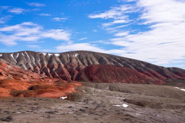 Kırmızı çizgili güzel dağlar. Khizi bölgesi. Azerbaycan.