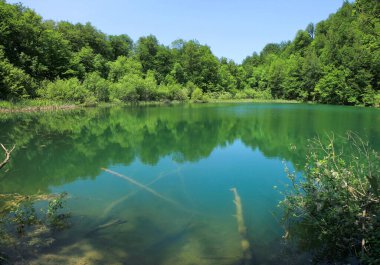 Güzel mavi dağ gölü. Kilavar köyü. Shabran bölgesi. Azerbaycan.