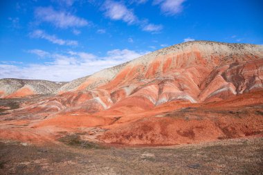 Kırmızı çizgili güzel dağlar. Khizi bölgesi. Azerbaycan.