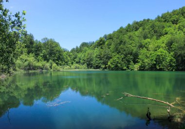 Güzel mavi dağ gölü. Kilavar köyü. Shabran bölgesi. Azerbaycan.