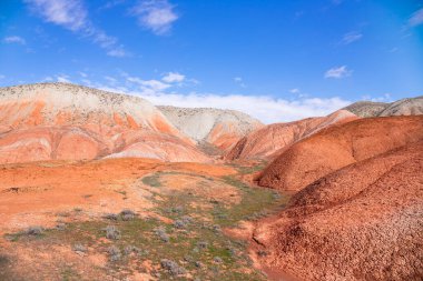 Kırmızı çizgili güzel dağlar. Khizi bölgesi. Azerbaycan.