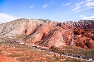 Kırmızı çizgili güzel dağlar. Khizi bölgesi. Azerbaycan.
