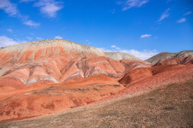 Kırmızı çizgili güzel dağlar. Khizi bölgesi. Azerbaycan.