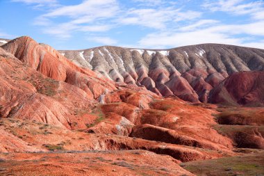 Kırmızı çizgili güzel dağlar. Khizi bölgesi. Azerbaycan.